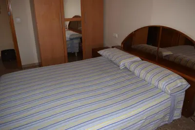 a bedroom with a bed and a mirror at Casa Serra - PATERNA - APARTAMENTO ALQUILA 3 HABITACIONES CON GARAJE in Paterna