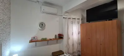 a living room with a television and a cabinet at Habitación San Cayetano in Valencia