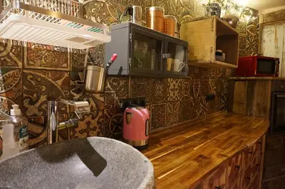 a kitchen with a counter and a counter top with at CASA DEL ARTE casa rural in Chulilla