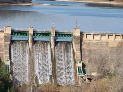 a large dam with water on top of it at Apartamentos Chelo in Navajas
