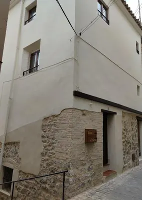 a white building with a staircase on the side at Casa Centro Jérica in Jérica