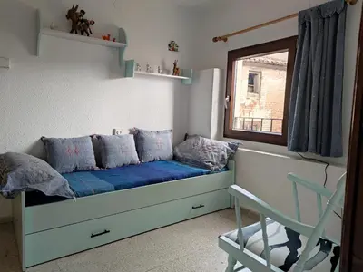 a bed in a room with a window and a chair at Casa Centro Jérica in Jérica