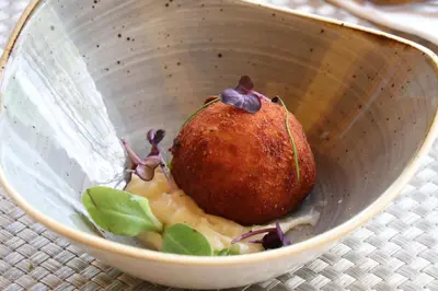 an apple in a bowl with a flower on it at El Cerrao-PauNatura in Sot de Chera