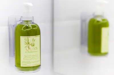 a bottle of green liquid sitting next to another bottle at Precioso Apartamento Cerca de Plaza España in Valencia