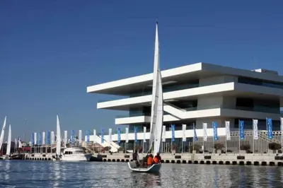 two people in a sail boat in front of a building at Apartamento en Universidad y cerca de la playa in Valencia