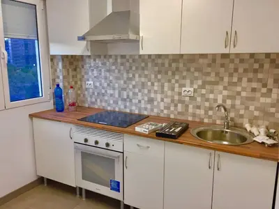 a kitchen with a sink and a counter top at Apartamento en Universidad y cerca de la playa in Valencia