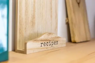 a wood block with the word reeds written on it next to a door at ANELSA Apmts DESCUBRE VALENCIA Y SU PLAYA in Valencia