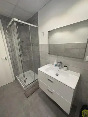 a bathroom with a white sink and a shower at Valencia Apartamento Estilo italiano in Valencia