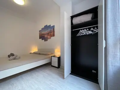 a small room with two beds and a closet at Valencia Apartamento Estilo italiano in Valencia