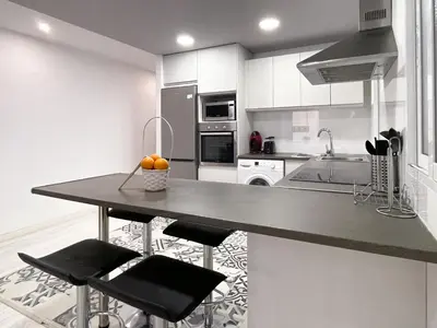 a kitchen with a table and some chairs in it at Valencia Apartamento Estilo italiano in Valencia
