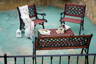 two chairs and a bench with a box of flowers on it at Casa Ramos in Navarrés