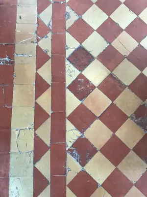 an old floor with red and white tiles at Appartement Elsa Valencia in Valencia