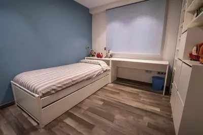 a small bedroom with a bed and a window at Céntrico y reformado con estilo in Valencia