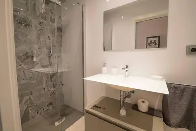 a white bathroom with a sink and a shower at Céntrico y reformado con estilo in Valencia