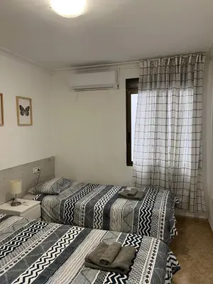 a bedroom with two beds and a window at Moderno y acogedor apartamento para 6 personas in Valencia