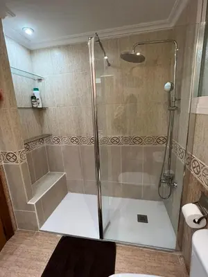 a shower with a glass door in a bathroom at Moderno y acogedor apartamento para 6 personas in Valencia