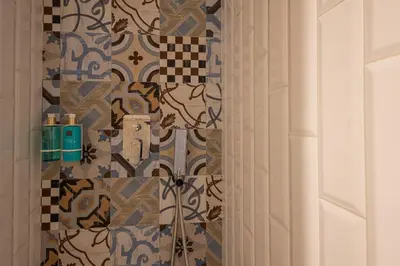 a bathroom with a checkered wall with a shower curtain at FLORIT FLATS - CENTER MODERN 1BR 2Bth TERRACE WI-FI AC in Valencia