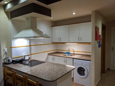 a kitchen with a sink and a washing machine at Apartamento zona residencial Montesol in La Eliana