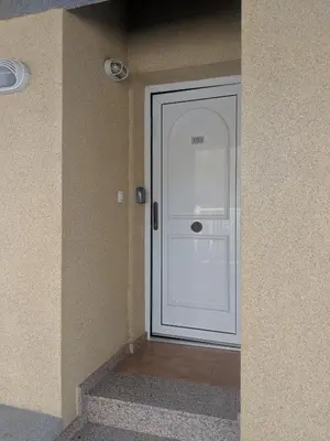 a white door in the corner of a building at Apartamento zona residencial Montesol in La Eliana
