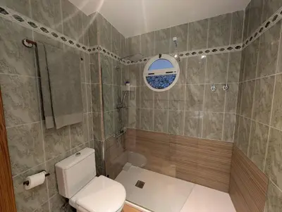 a bathroom with a toilet and a shower at Apartamento zona residencial Montesol in La Eliana