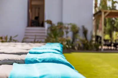 a row of blue pillows laying on a lawn at La Colina in Puebla de Vallbona