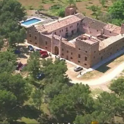 Castillo con piscina en plena Sierra Calderona