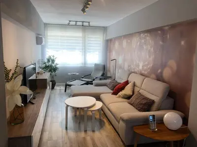 a living room with a couch and a table at Betero Beach & City in Valencia