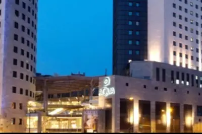 a building in the middle of two tall buildings at Loft en la Ciudad de las Ciencias y cerca de la playa in Valencia
