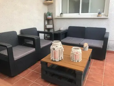 a patio with two chairs and a coffee table at Habitación en Casa Qerétaro in Silla