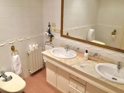 a bathroom with two sinks and a mirror at Casa Modernista 