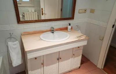 a bathroom with a sink and a mirror at Casa Modernista 