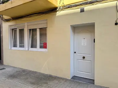 a building with a white door and windows at Apartamentos Navío in Valencia