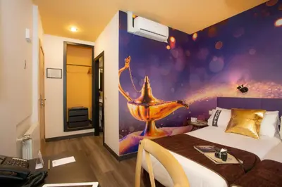 a bedroom with a bed and a wall with a painting at Casual del Cine Valencia in Valencia
