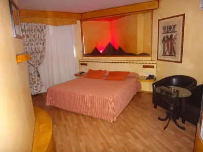 a bedroom with a bed and a desk and a chair at Valle del Nilo in Ventas de Poyo