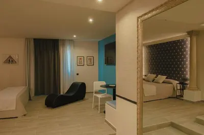 a hotel room with a bed and a mirror at Valle del Nilo in Ventas de Poyo