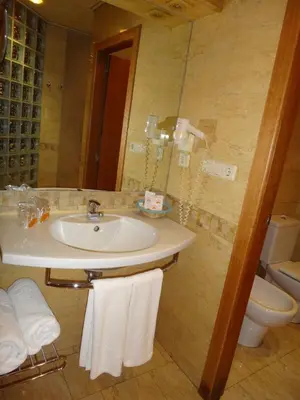 a bathroom with a sink and a toilet at Valle del Nilo in Ventas de Poyo