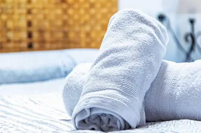 a persons leg with a cast on a bed at Acogedor Dúplex con terraza interior en la playa in Valencia