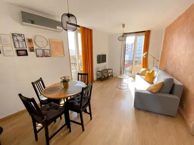 a living room with a table and a couch at Renovado y sofisticado en el centro de Valencia in Valencia
