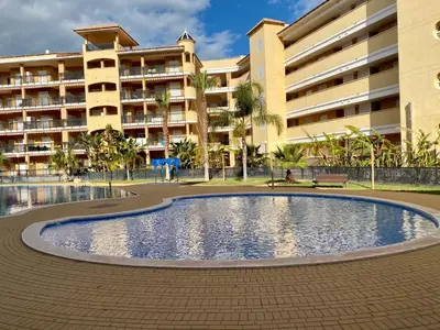 a large swimming pool in front of a building at Urbanización Mar de Canet, 2 dormitorios con piscina comunitaria, garaje y wifi in Canet de Berenguer