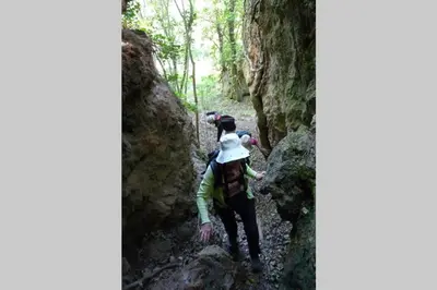 a woman with a dog on her back walking on a trail at Anna, embrujo de la naturaleza in Anna