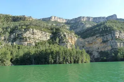 a green lake with trees in front of a mountain at Anna, embrujo de la naturaleza in Anna