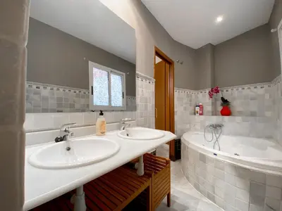 a bathroom with two sinks and a tub at Valencia Centro. Wifi/AACC Jacuzzi in Valencia