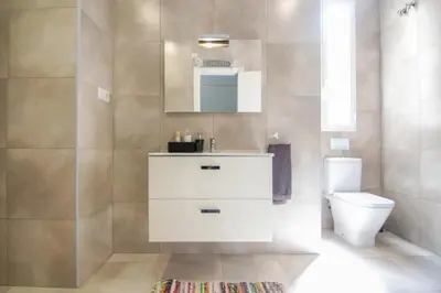 a bathroom with a sink and a toilet at Kasa Katia Guest House in Valencia