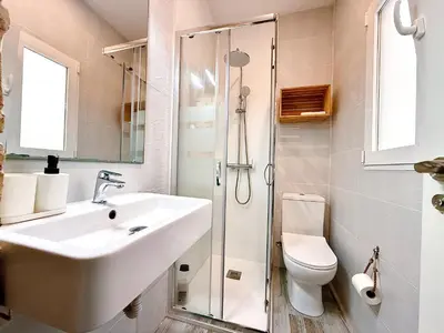 a bathroom with a sink and a shower at Loft independiente con Piscina compartida en Centro de Valencia in Valencia