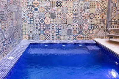 a swimming pool in a bathroom with a tiled wall at Loft independiente con Piscina compartida en Centro de Valencia in Valencia