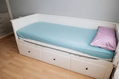 a white bunk bed with a mattress and a pillow at Apartamento luminoso cerca del mar y la montaña in Puzol