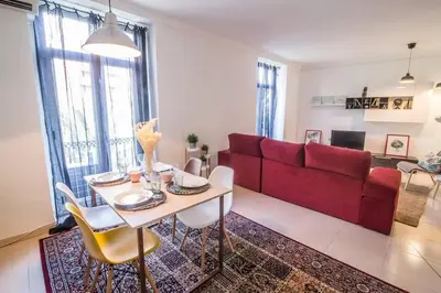 a living room with a red couch and a table at Tranquilo y acogedor en el centro de la ciudad in Valencia