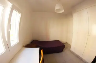 a small room with a bed and a window at apartemento ideal familia y grupo climatisacion playa poblaA in Valencia