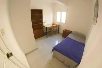 a small bedroom with a bed and a desk at apartemento ideal familia y grupo climatisacion playa poblaA in Valencia