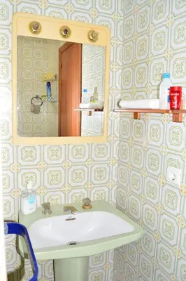 a bathroom with a sink and a mirror at Apartemento grupo amigo o familias : blasco ibanez C in Valencia